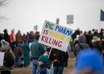 Senators Back Bill to Tackle Big Pharma’s Rocketing Prescription Drug Prices