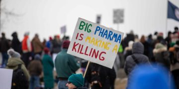 Senators Back Bill to Tackle Big Pharma’s Rocketing Prescription Drug Prices